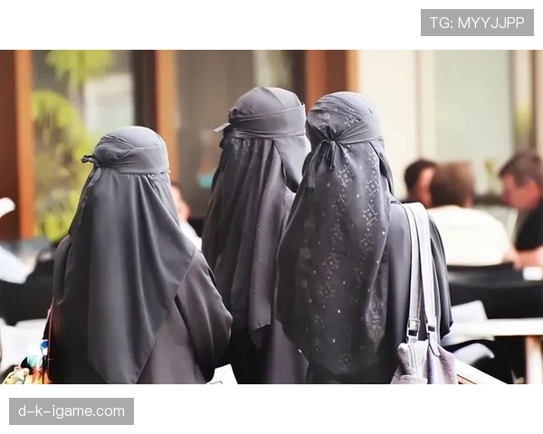 尤文图斯陷入战术危机,是坚持保守主义还是拥抱变革引发球迷激烈争论。 尤文图斯陷入战术危机,是坚持保守主义还是拥抱变革引发球迷激烈争论。