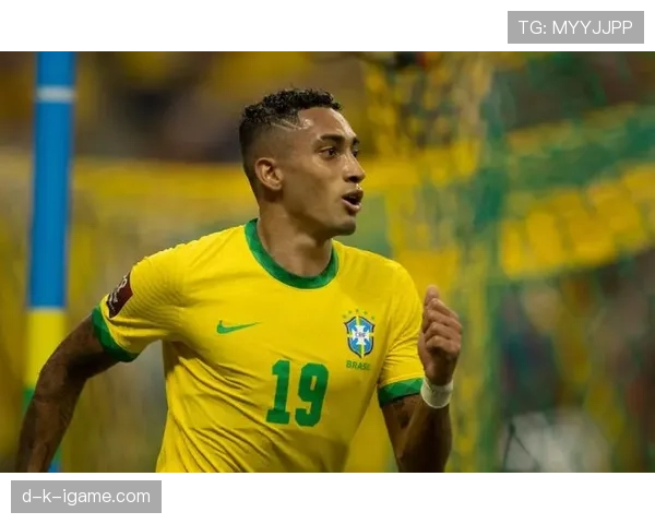 拉菲尼亚训练完直接去接孩子放学，球鞋还没换