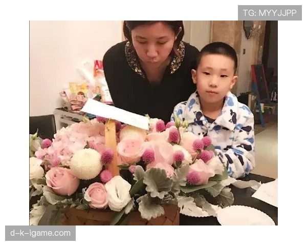 李小鹏家那套餐厅摆设，我看了就把外卖盒合上了